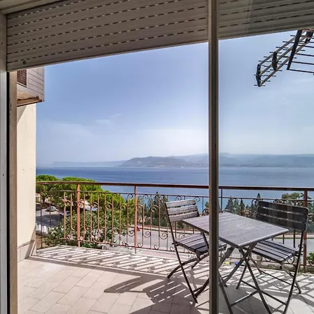 Sullo Stretto Apartment
